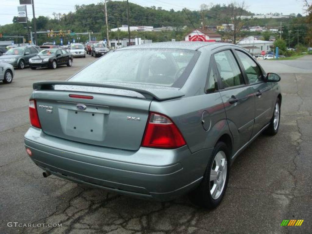 2005 Focus ZX4 SES Sedan - Light Tundra Metallic / Dark Pebble/Light Pebble photo #4