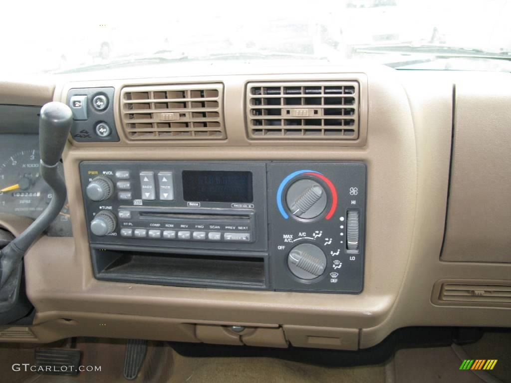 1996 Chevrolet S10 LS Extended Cab 4x4 Controls Photo #19117986