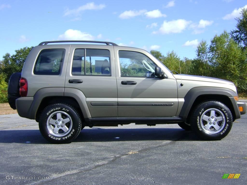 2006 Liberty Sport 4x4 - Light Khaki Metallic / Khaki photo #8