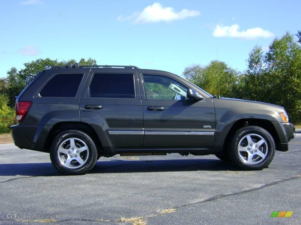 2006 Grand Cherokee Laredo 4x4 - Dark Khaki Pearl / Khaki photo #8