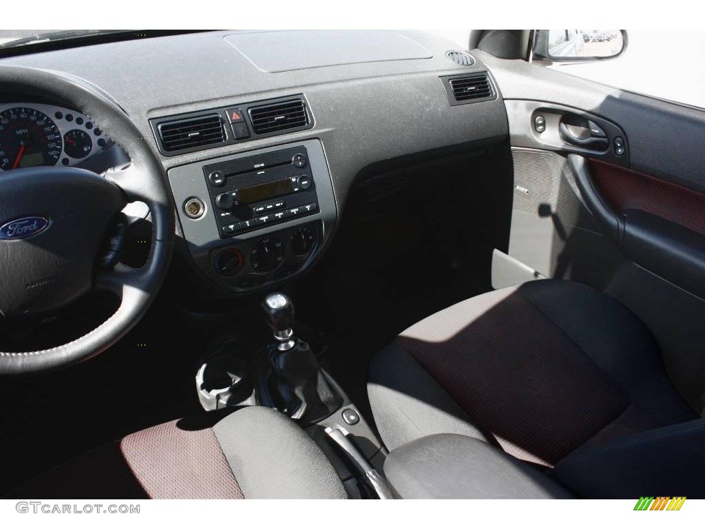 2005 Focus ZX4 ST Sedan - CD Silver Metallic / Charcoal/Charcoal photo #9