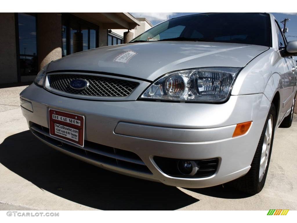 2005 Focus ZX4 ST Sedan - CD Silver Metallic / Charcoal/Charcoal photo #17