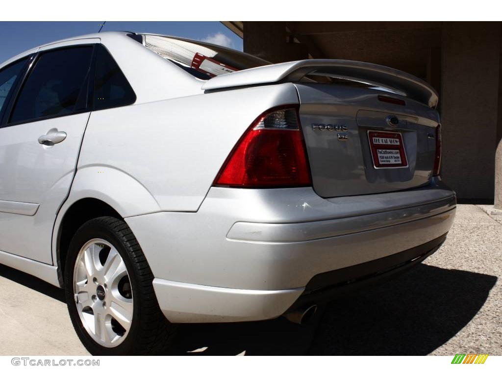 2005 Focus ZX4 ST Sedan - CD Silver Metallic / Charcoal/Charcoal photo #20