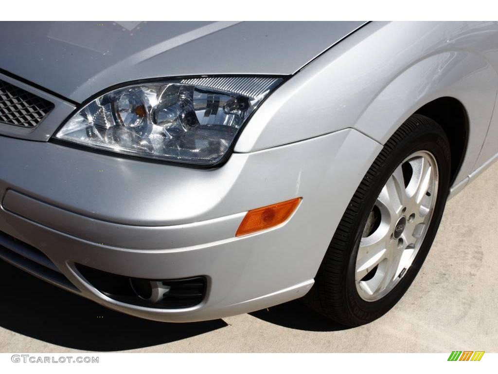 2005 Focus ZX4 ST Sedan - CD Silver Metallic / Charcoal/Charcoal photo #22