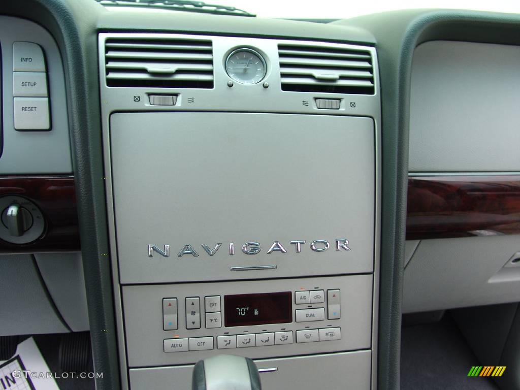 2004 Navigator Luxury 4x4 - Black Clearcoat / Dove Grey photo #45