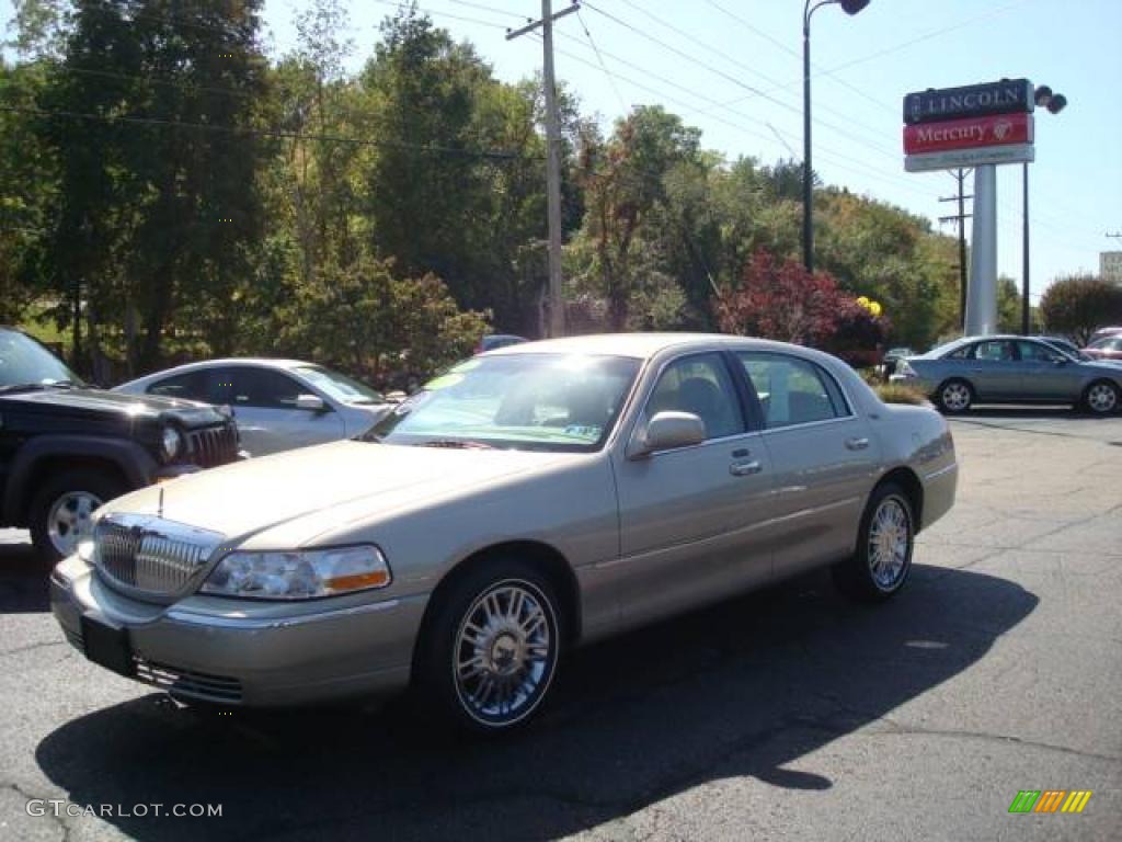 2009 Town Car Signature Limited - Light French Silk Metallic / Light Camel photo #1