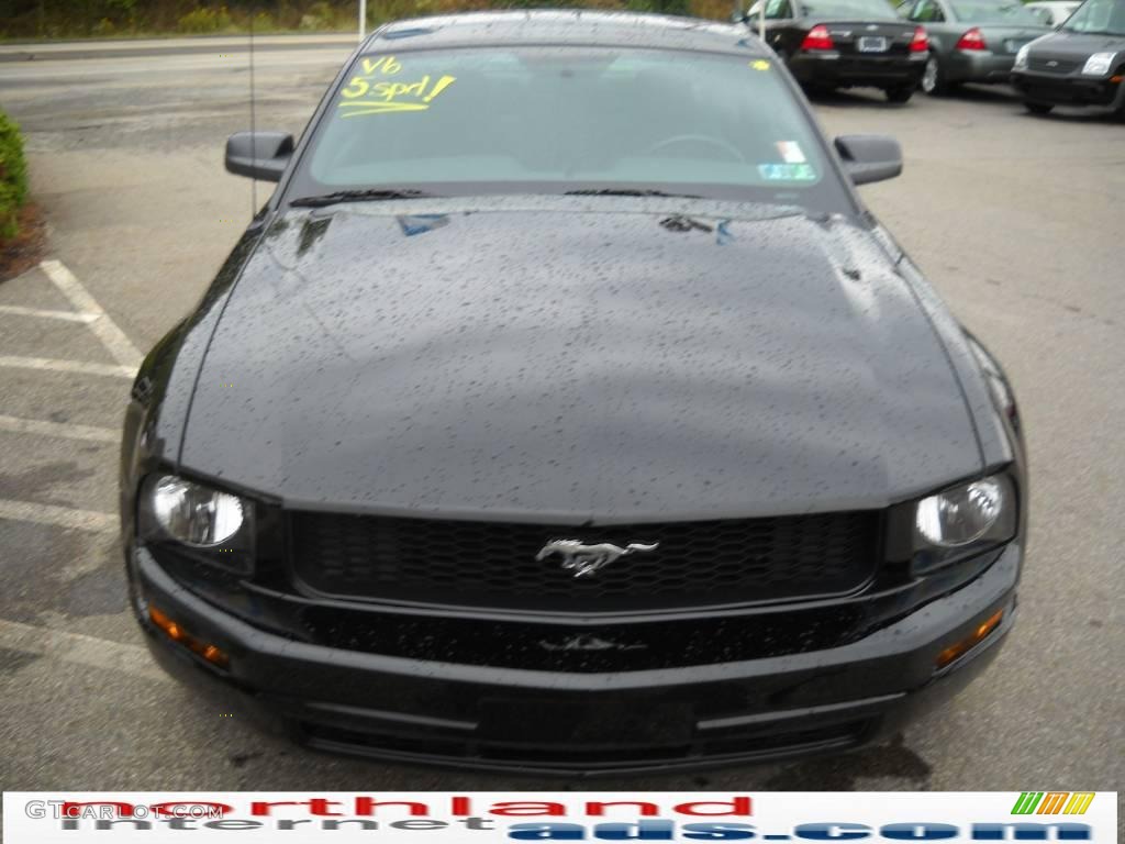 2006 Mustang V6 Deluxe Coupe - Black / Dark Charcoal photo #3