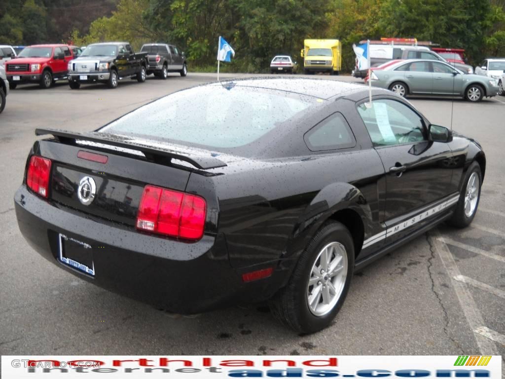 2006 Mustang V6 Deluxe Coupe - Black / Dark Charcoal photo #6