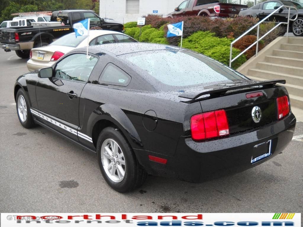 2006 Mustang V6 Deluxe Coupe - Black / Dark Charcoal photo #8