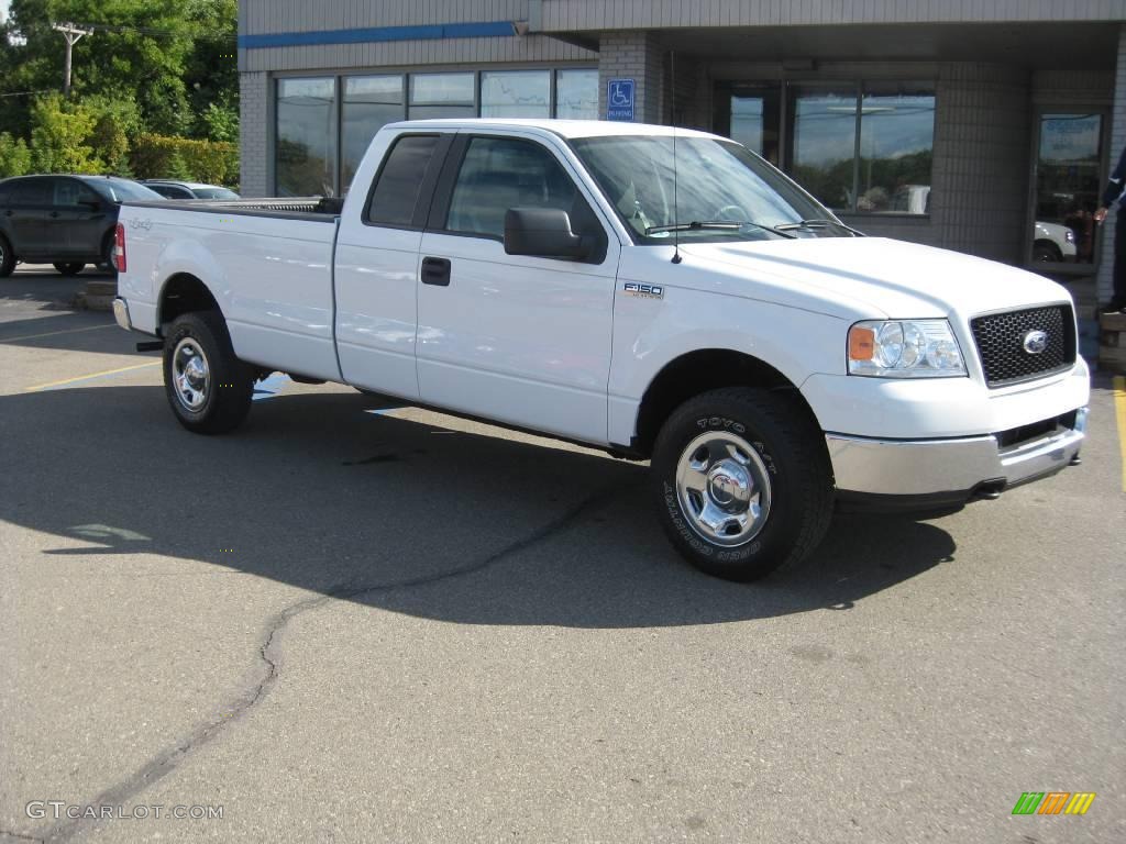 2005 F150 XLT SuperCab 4x4 - Oxford White / Medium Flint Grey photo #16
