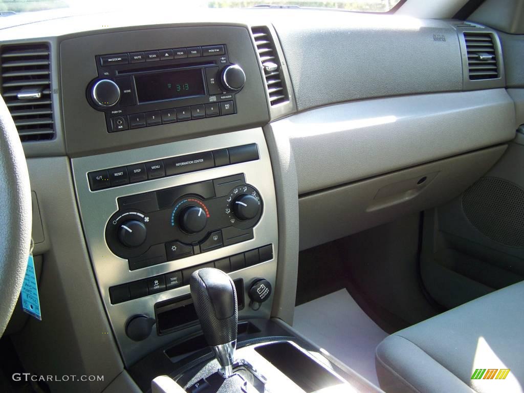 2006 Grand Cherokee Laredo 4x4 - Dark Khaki Pearl / Khaki photo #19