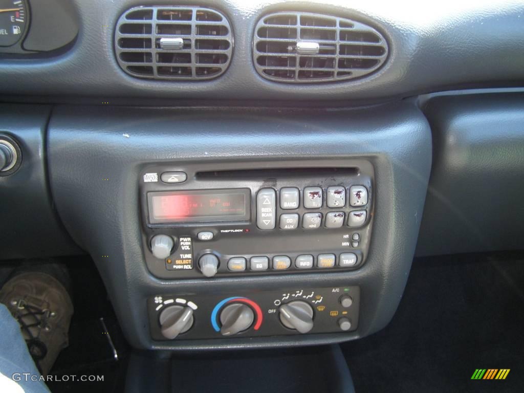 2002 Sunfire SE Sedan - Indigo Blue Metallic / Graphite photo #13