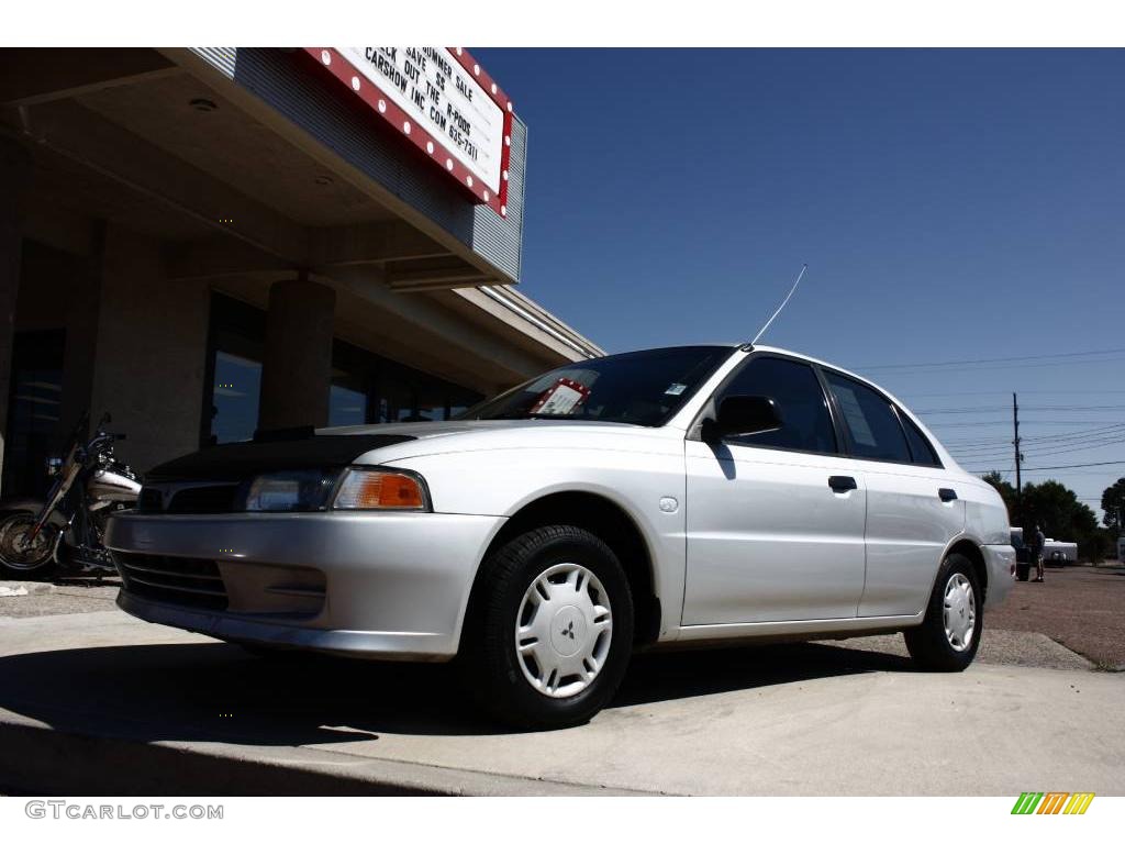 1999 Mirage DE Sedan - Munich Silver Metallic / Gray photo #11