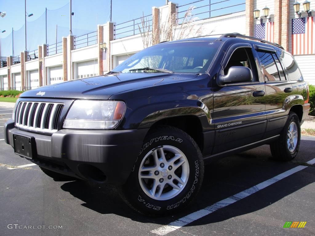 2004 Grand Cherokee Laredo 4x4 - Brillant Black Crystal Pearl / Dark Slate Gray photo #1