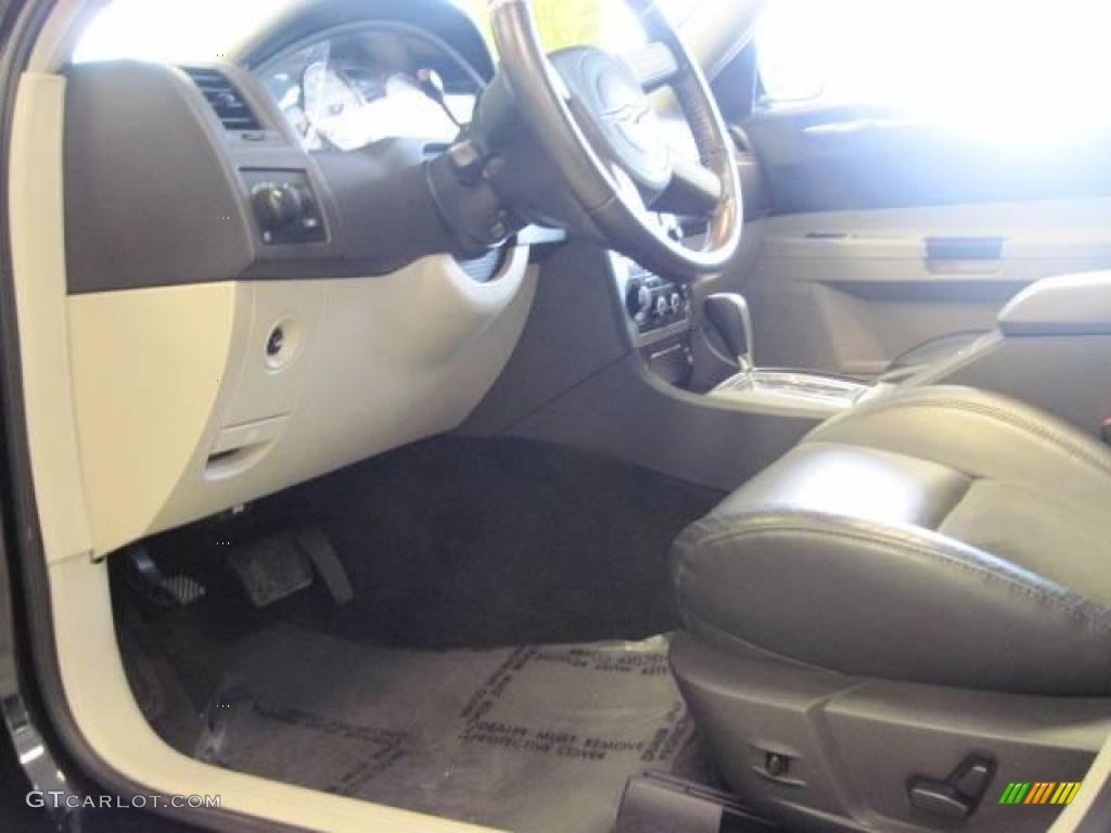 2005 300 C SRT-8 - Brilliant Black Crystal Pearl / Dark Slate Gray/Light Graystone photo #9