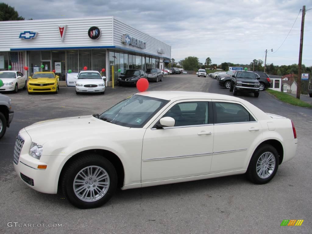 Cool Vanilla White Chrysler 300