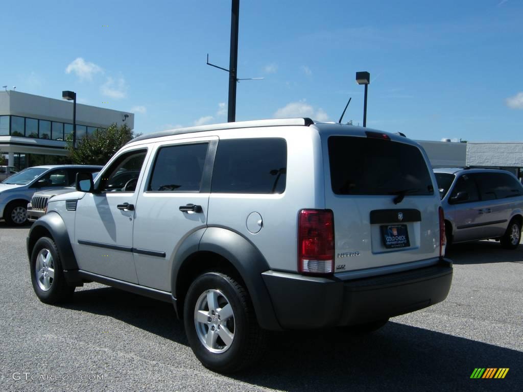 2007 Nitro SXT - Bright Silver Metallic / Dark Slate Gray photo #3