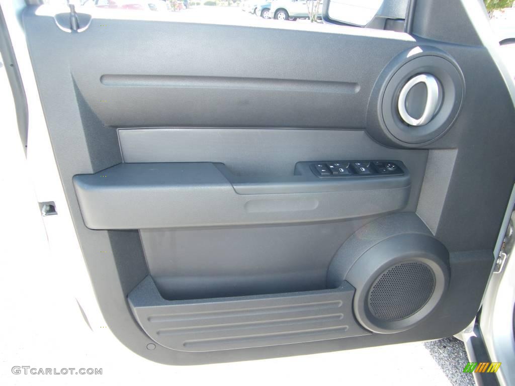 2007 Nitro SXT - Bright Silver Metallic / Dark Slate Gray photo #17