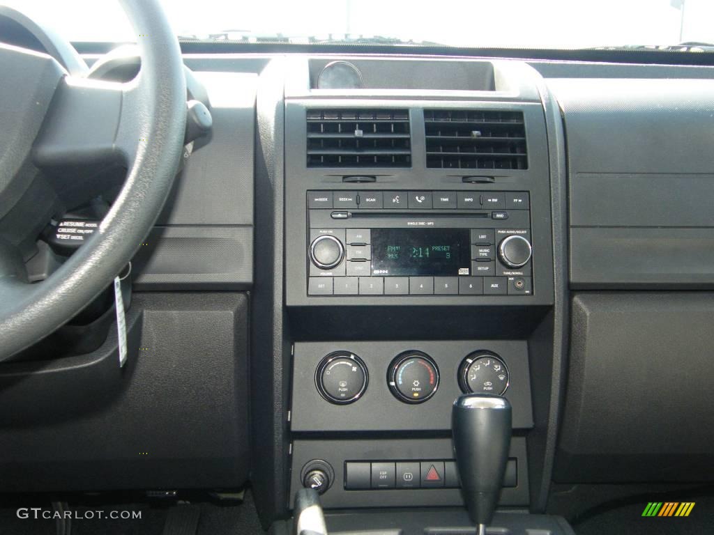 2007 Nitro SXT - Bright Silver Metallic / Dark Slate Gray photo #20