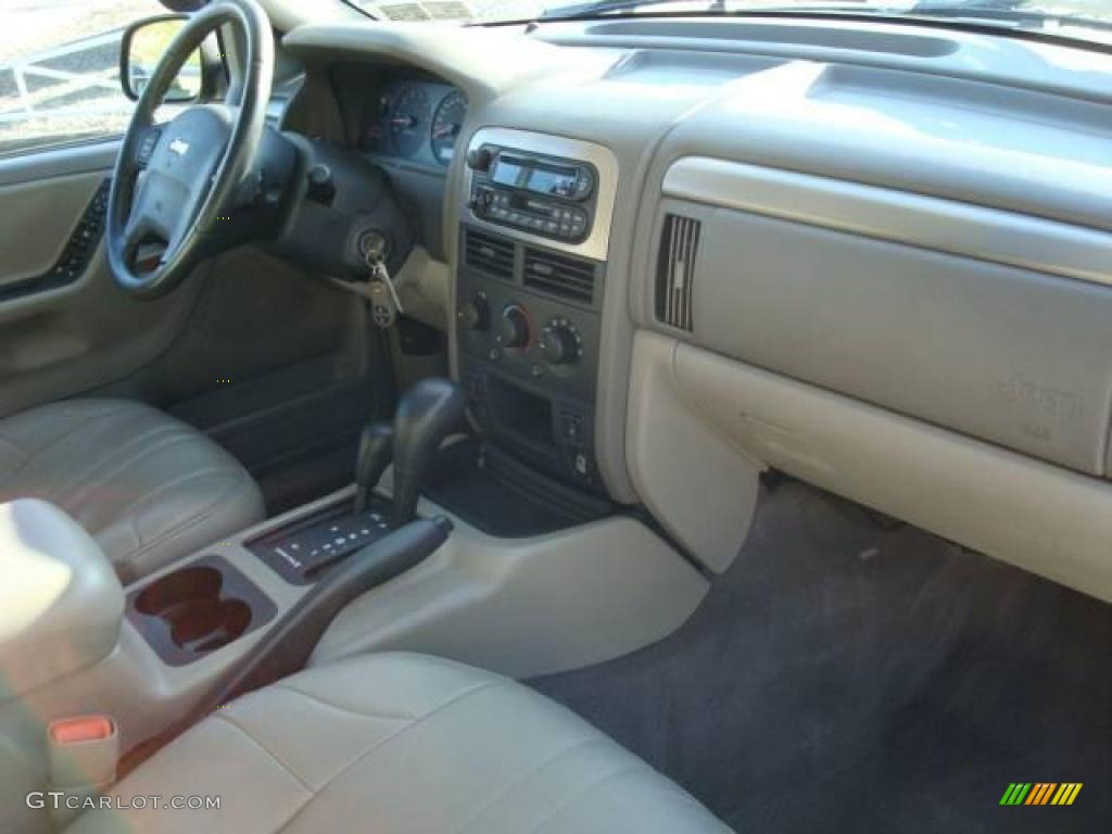 2004 Grand Cherokee Laredo 4x4 - Light Pewter Metallic / Sandstone photo #15