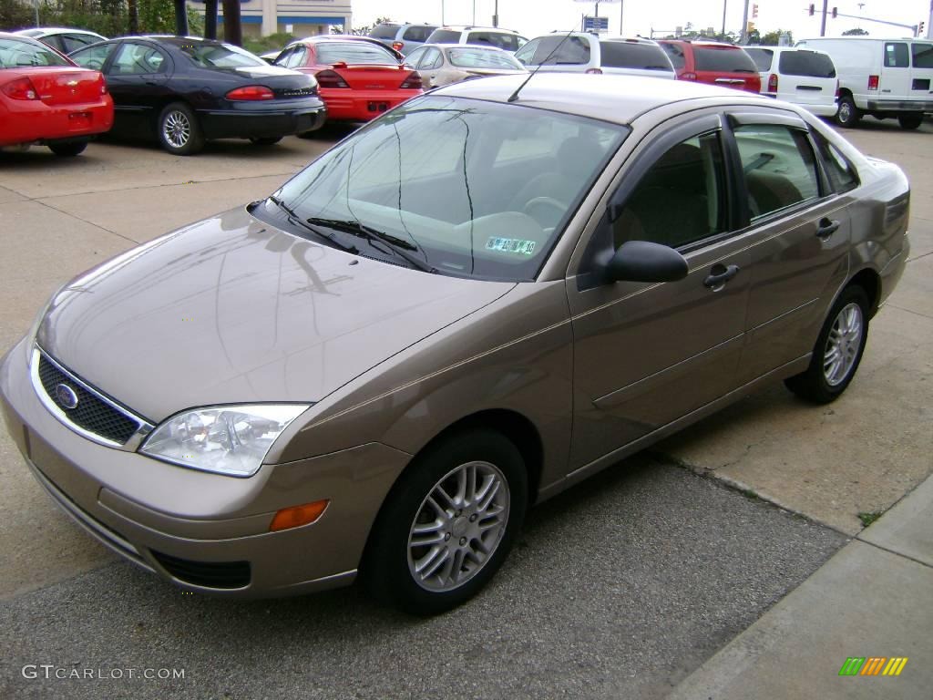 2005 Focus ZX4 SE Sedan - Arizona Beige Metallic / Dark Pebble/Light Pebble photo #4