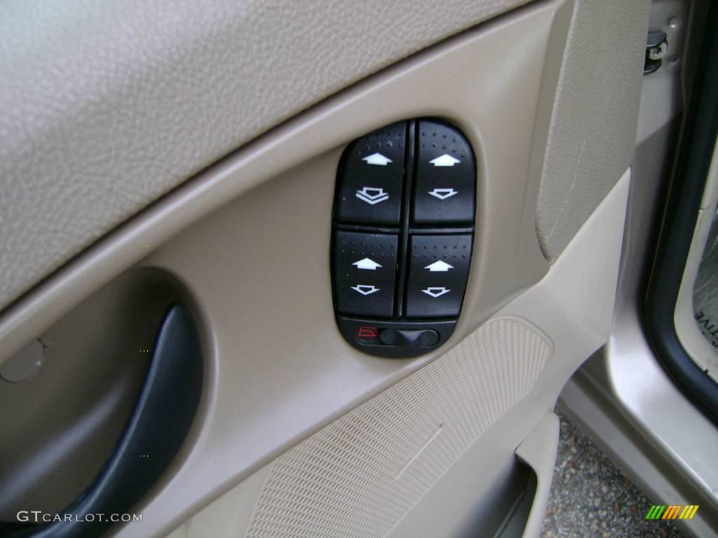2005 Focus ZX4 SE Sedan - Arizona Beige Metallic / Dark Pebble/Light Pebble photo #13
