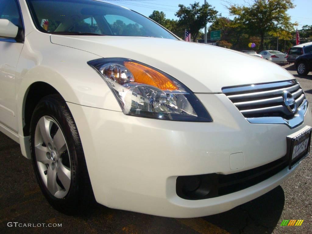 2007 Altima 2.5 S - Winter Frost Pearl / Blond photo #23