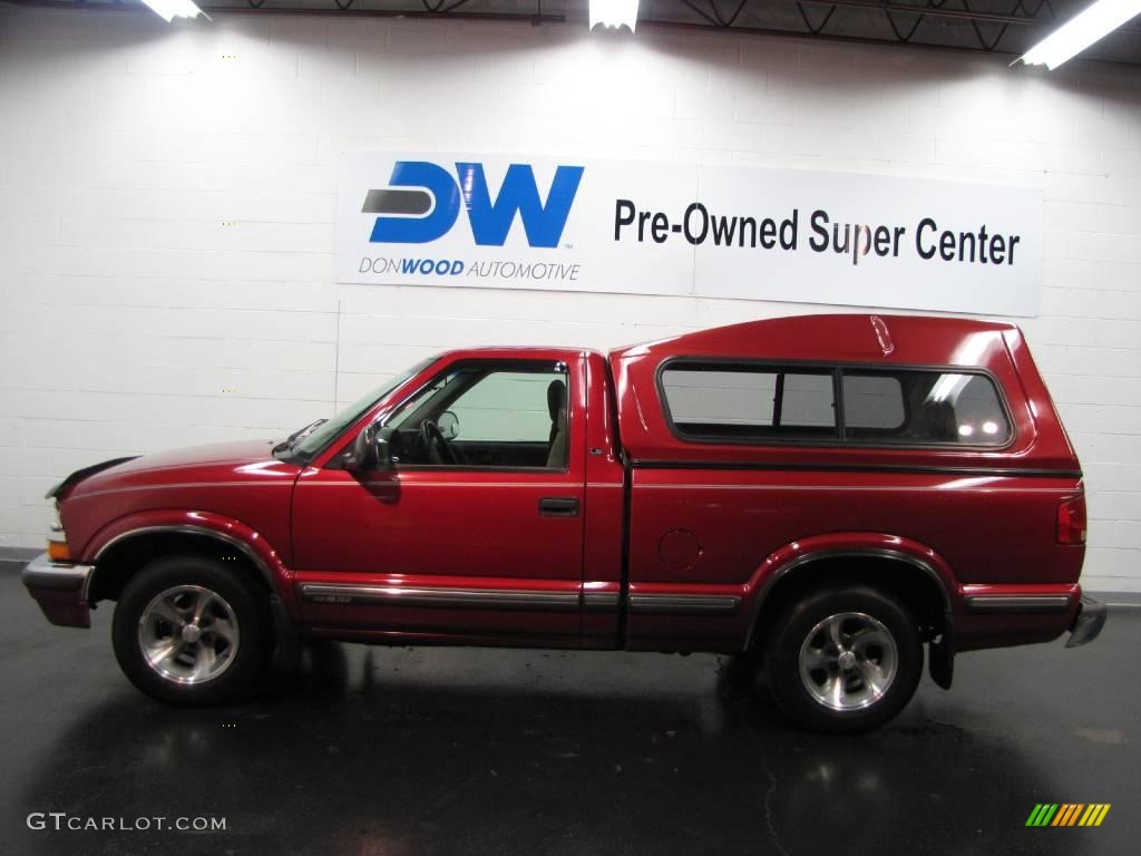 1998 S10 LS Regular Cab - Medium Red Metallic / Gray photo #5