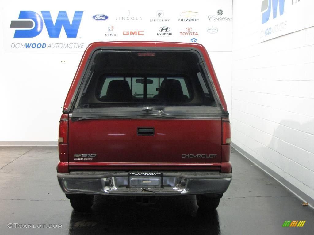 1998 S10 LS Regular Cab - Medium Red Metallic / Gray photo #7