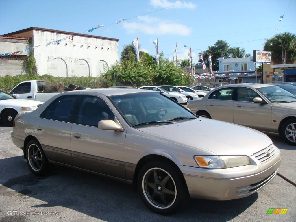 1999 Camry LE - Cashmere Beige Metallic / Oak photo #1
