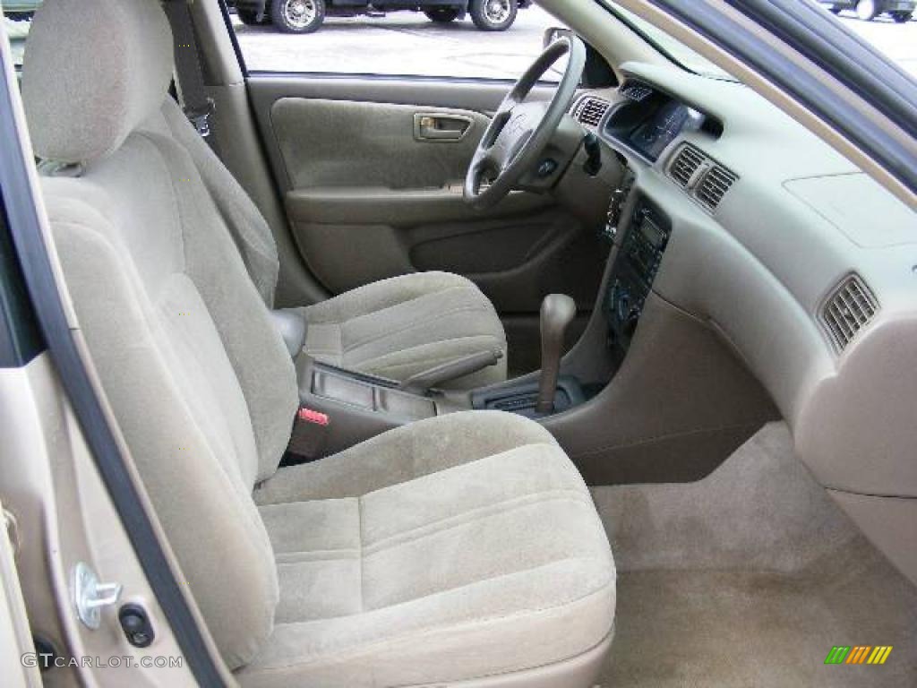 2001 Camry CE - Cashmere Beige Metallic / Oak photo #13