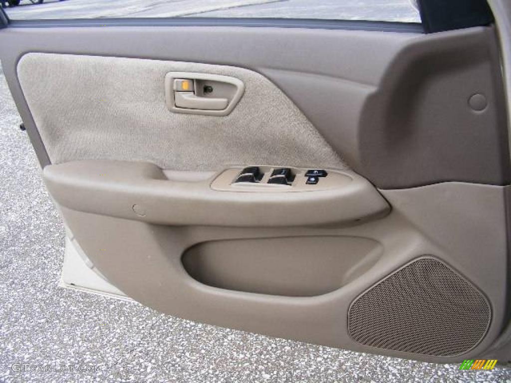 2001 Camry CE - Cashmere Beige Metallic / Oak photo #22