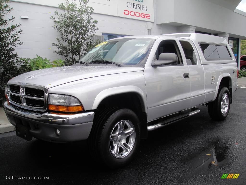 2004 Dakota SLT Club Cab 4x4 - Bright Silver Metallic / Dark Slate Gray photo #2