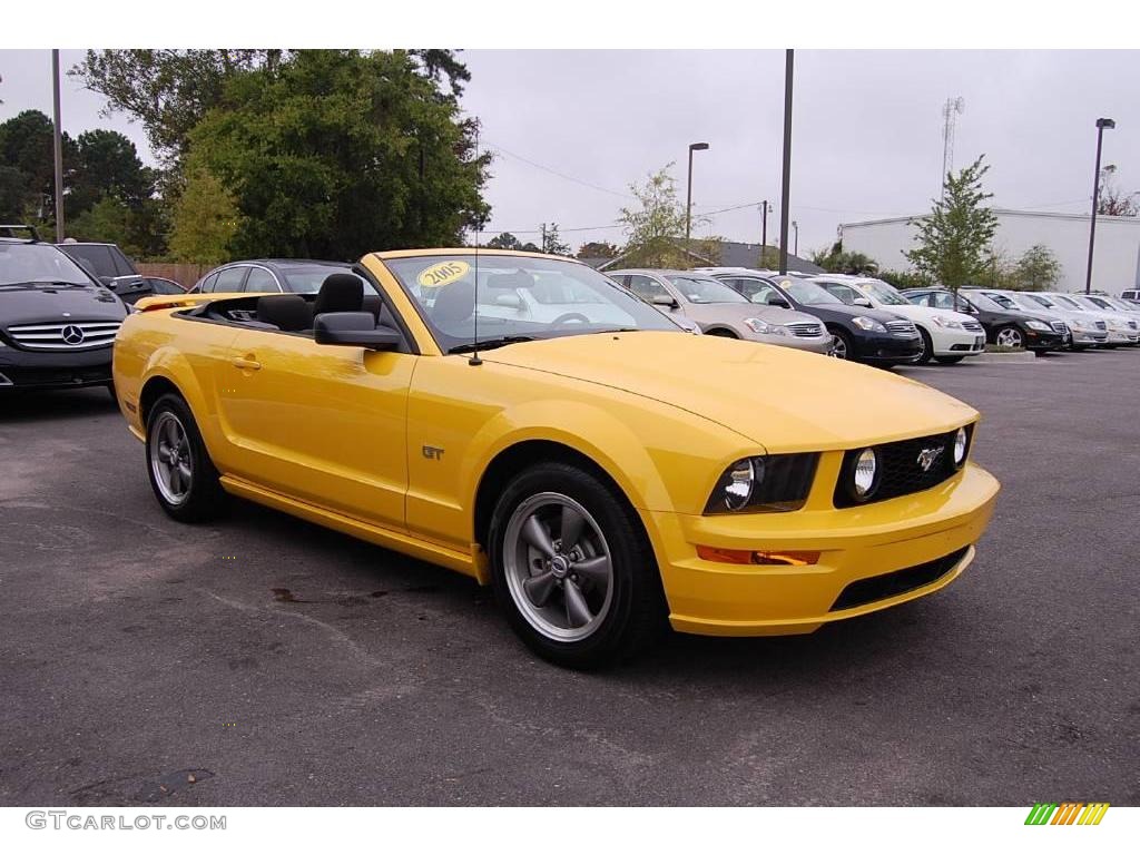 2005 Mustang GT Deluxe Convertible - Screaming Yellow / Dark Charcoal photo #3