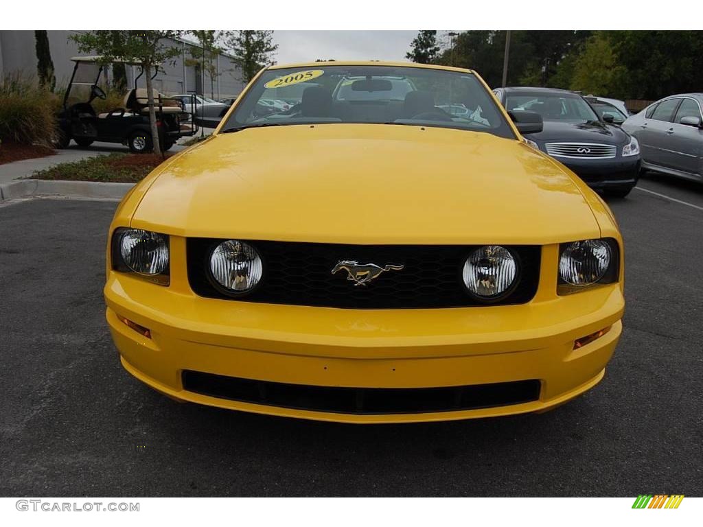 2005 Mustang GT Deluxe Convertible - Screaming Yellow / Dark Charcoal photo #16