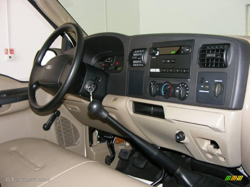 2005 F250 Super Duty XL Regular Cab 4x4 - Oxford White / Tan photo #14