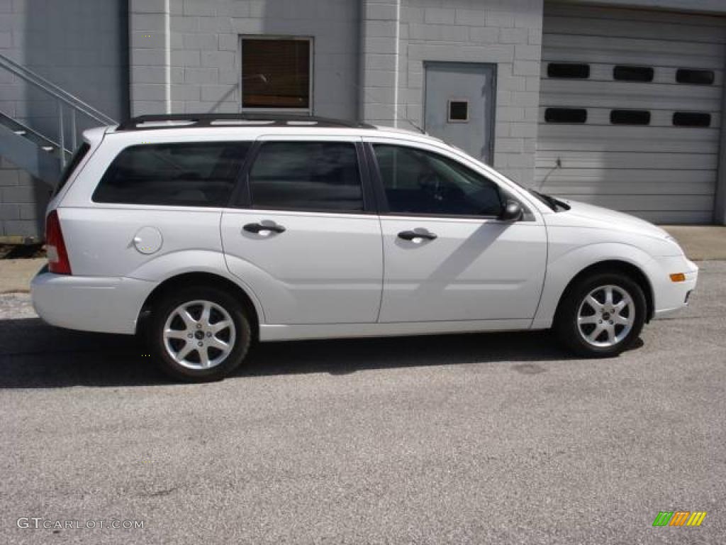 2005 Focus ZXW SE Wagon - Cloud 9 White / Dark Flint/Light Flint photo #2
