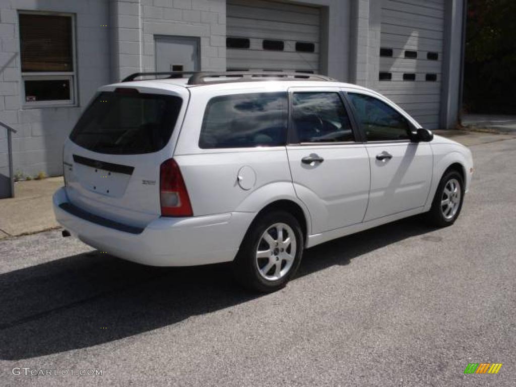 2005 Focus ZXW SE Wagon - Cloud 9 White / Dark Flint/Light Flint photo #3