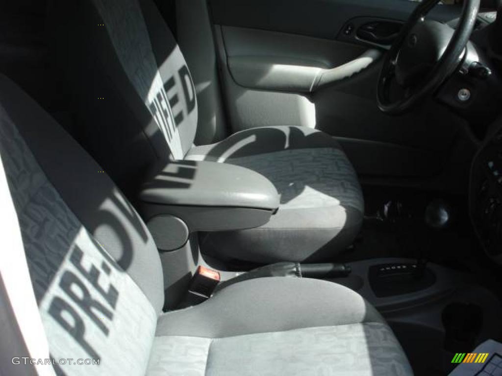 2005 Focus ZXW SE Wagon - Cloud 9 White / Dark Flint/Light Flint photo #4