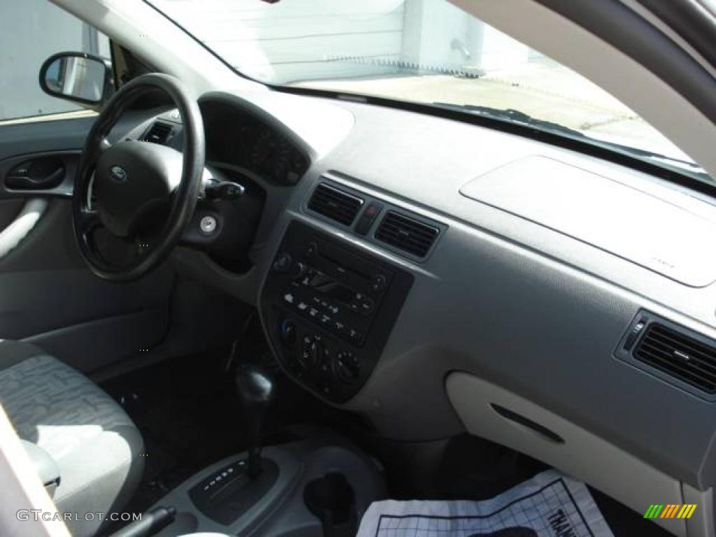 2005 Focus ZXW SE Wagon - Cloud 9 White / Dark Flint/Light Flint photo #5