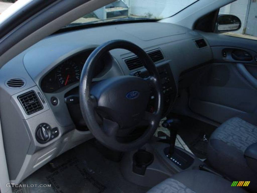 2005 Focus ZXW SE Wagon - Cloud 9 White / Dark Flint/Light Flint photo #10
