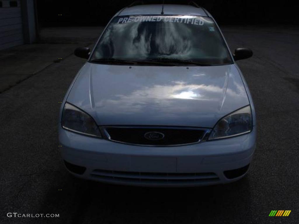 2005 Focus ZXW SE Wagon - Cloud 9 White / Dark Flint/Light Flint photo #11