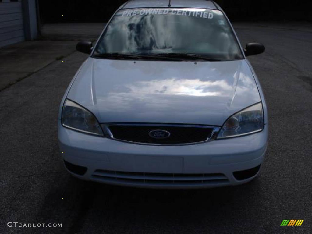 2005 Focus ZXW SE Wagon - Cloud 9 White / Dark Flint/Light Flint photo #12