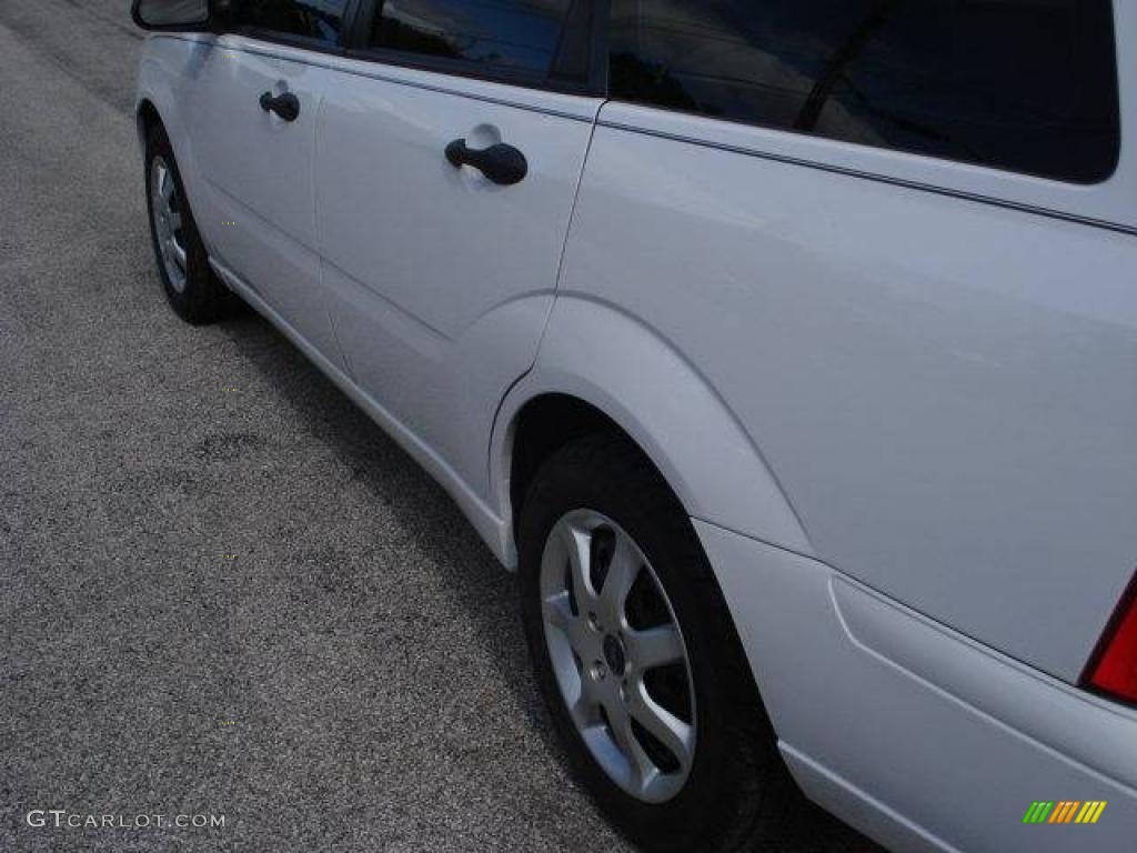 2005 Focus ZXW SE Wagon - Cloud 9 White / Dark Flint/Light Flint photo #14