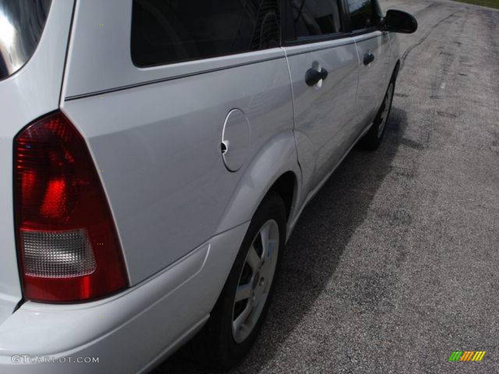 2005 Focus ZXW SE Wagon - Cloud 9 White / Dark Flint/Light Flint photo #17