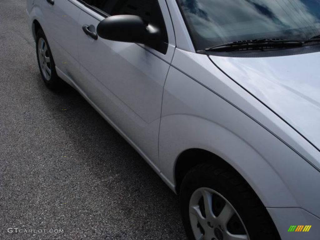 2005 Focus ZXW SE Wagon - Cloud 9 White / Dark Flint/Light Flint photo #18