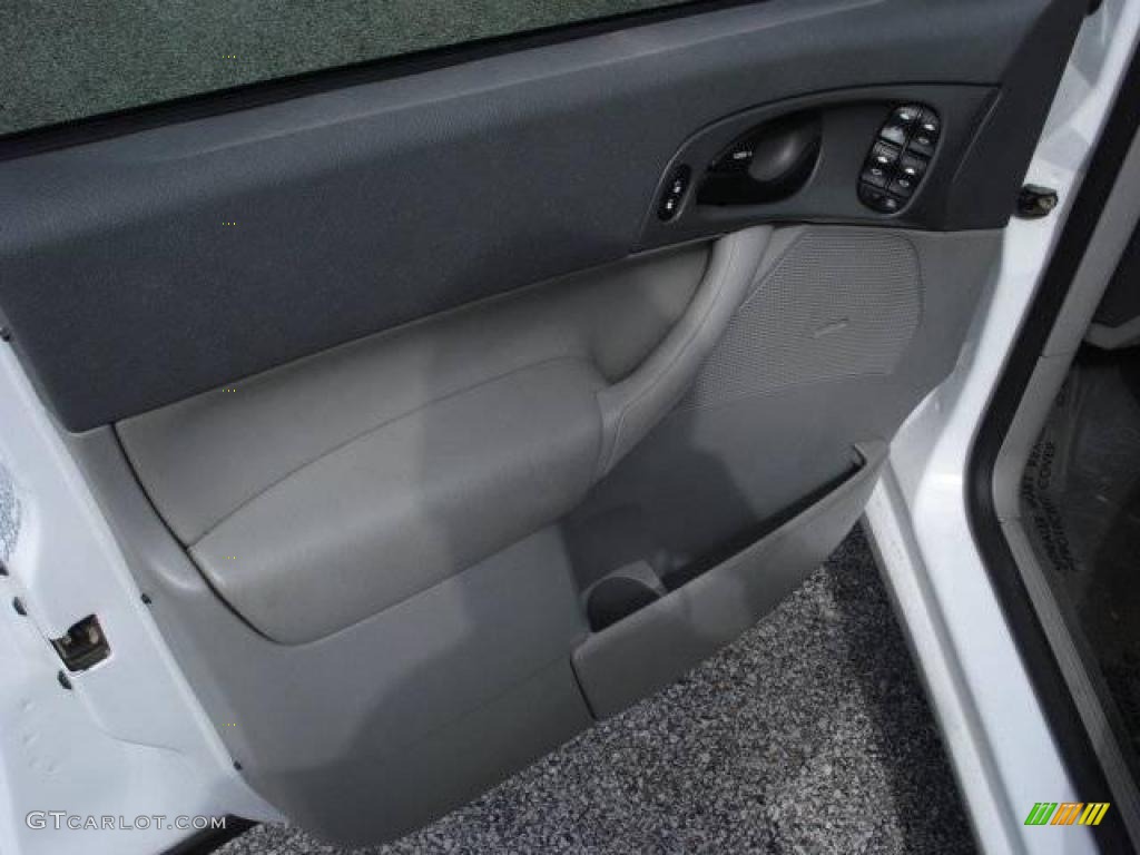 2005 Focus ZXW SE Wagon - Cloud 9 White / Dark Flint/Light Flint photo #19