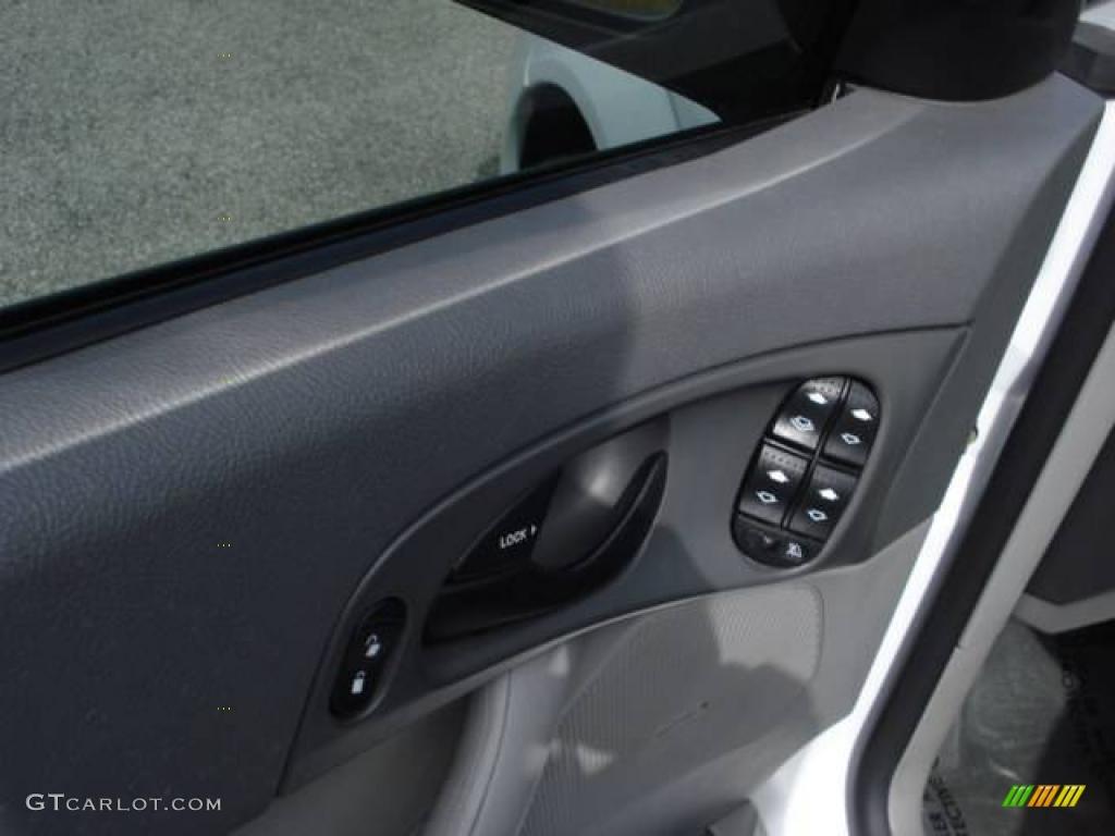 2005 Focus ZXW SE Wagon - Cloud 9 White / Dark Flint/Light Flint photo #20