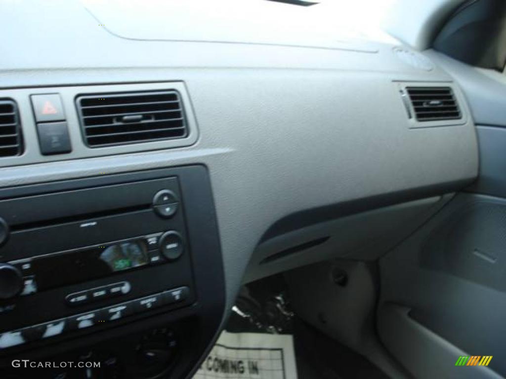 2005 Focus ZXW SE Wagon - Cloud 9 White / Dark Flint/Light Flint photo #25