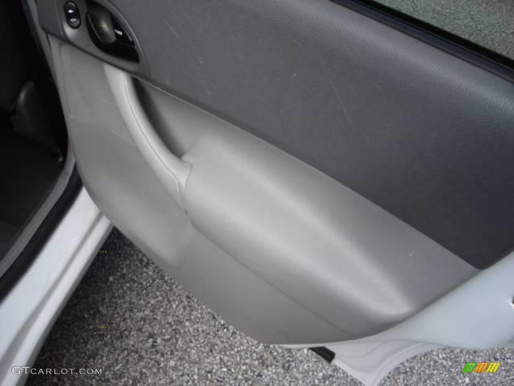 2005 Focus ZXW SE Wagon - Cloud 9 White / Dark Flint/Light Flint photo #28